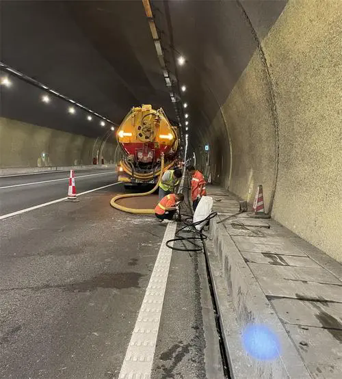 龙岩隧道排水渠清淤